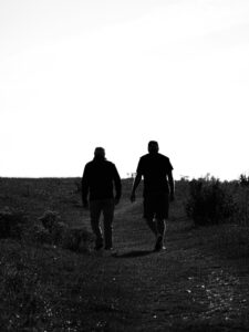 Een jongere kijkt uit over het landschap – ruimte om gehoord te worden